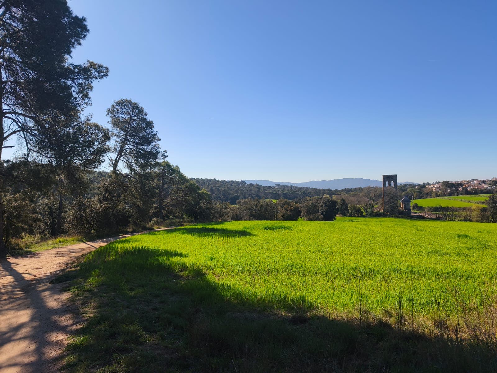 Ermita enmig dels camps del Vallès